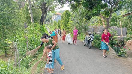 Pembersihan Ruas jalan Desa Tigawasa menuju Temukus